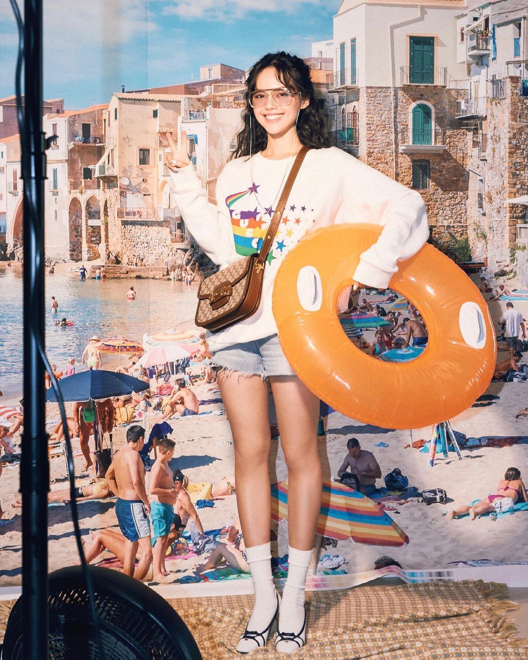 KHÁNH LINH “HÔ BIẾN” NHÀ THÀNH RẠP PHIM, BÃI BIỂN VÀ SÀN DISCO VỚI GUCCI